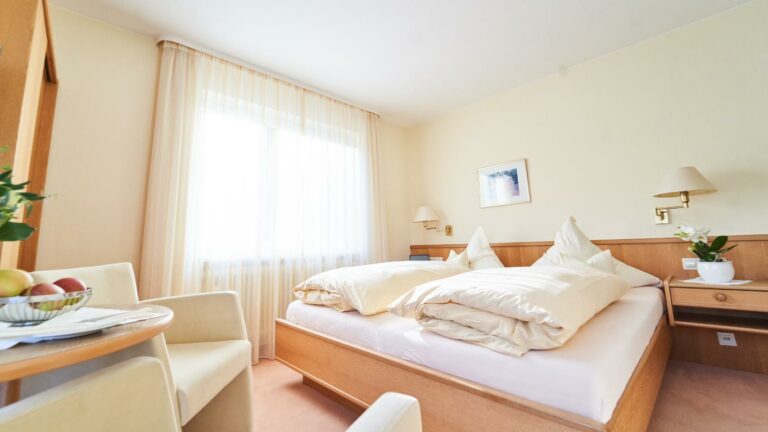 Bett im Doppelzimmer vom Hotel Morgensonne