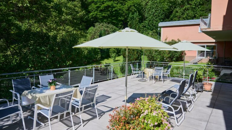 Terrasse mit Sonnenschirm vom Hotel Morgensonne in Badenweiler